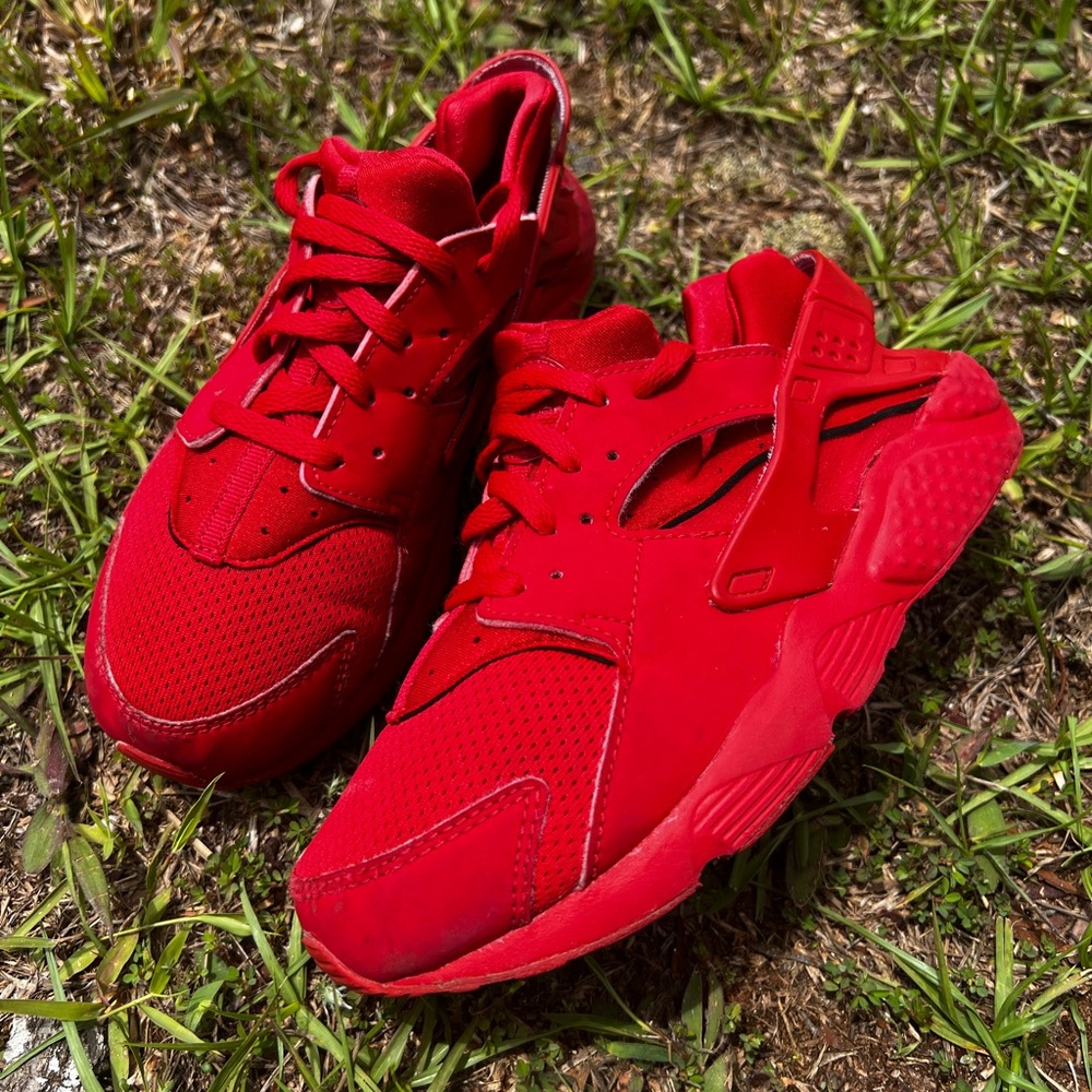 CLEAN Nike size 2.5 Kids Air Huarache Triple Red shoes